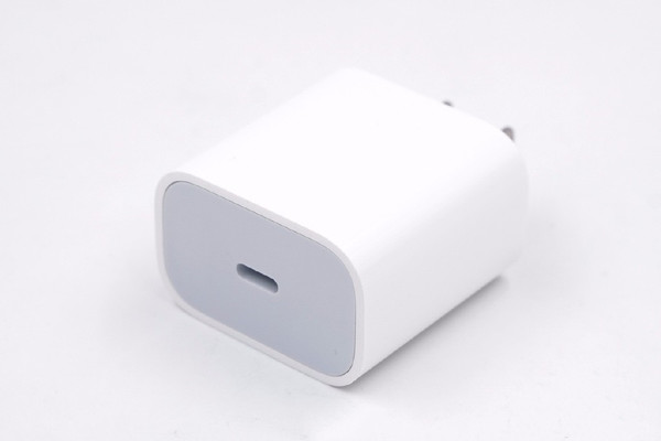蘋果18W的USB PD充電器（圖片來(lái)歷網(wǎng)絡(luò)）