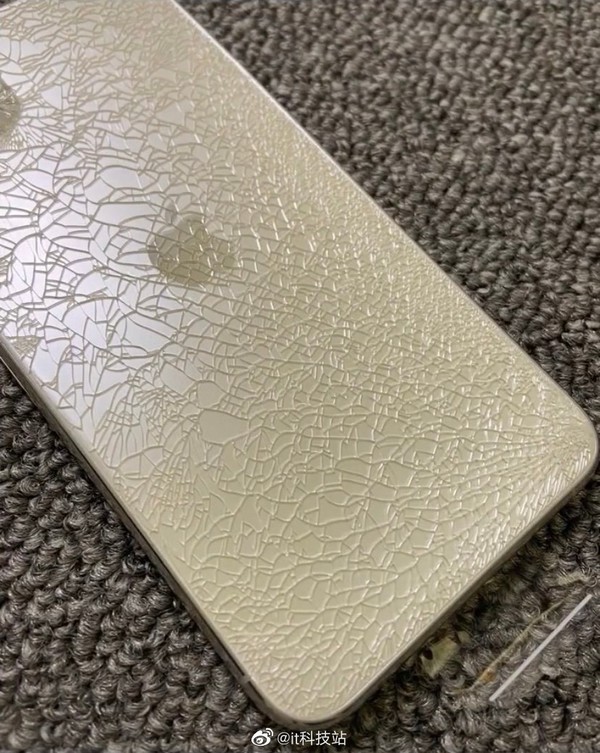 摔出冰裂紋的iPhone 11 Pro Max（圖源微博）
